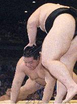 Kaio downed by Akinoshima at spring sumo